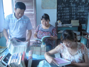 2011年6月11日，中脉科技在“随手送书下乡”公益活动中捐赠的近百本图书，成为安徽芜湖市南陵县烟墩村民的手中宝。
