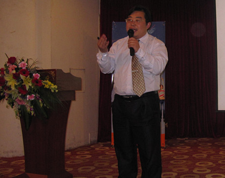 2011年4月24日，新疆分公司在圆满结束开业一周年庆祝活动之后，及时组织了一天的产品培训，让参会近200名经销商再次得到业务上的提升。