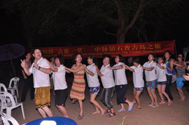 11月26日，“2010中脉普吉旅游奖励活动”在满载的欢笑中画上了圆满的句号。五天三夜的尊荣之旅，让中脉优秀经销商满满的感受了泰国普吉岛的人文风情，丰富了自己的人生体验，更增添了对中脉直销事业的热爱。许多参游的家人都激动而又不无自豪的说：“公司这次组织的海外游让我们享受了最大的荣耀，感受到了最无微不至的关怀。冲击下年度的业绩目标我们很有信心。下