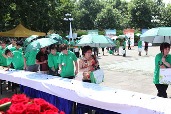 6月30日是第二个“浙江生态日”。杭州西湖青少年宫广场，近千名身穿绿色T恤的环保自愿者举行环保宣誓签字仪式，并一起骑着红色的公共自行车，贴上环保标志，以实际行动共同倡导“低碳出行从我做起”的绿色理念。活动现场，热闹非凡，千人大骑行规模空前、市政府领导助阵、媒体争相报道，可谓精彩纷呈。