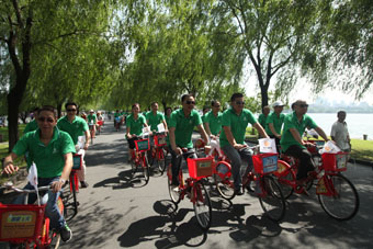6月30日是第二个“浙江生态日”。杭州西湖青少年宫广场，近千名身穿绿色T恤的环保自愿者举行环保宣誓签字仪式，并一起骑着红色的公共自行车，贴上环保标志，以实际行动共同倡导“低碳出行从我做起”的绿色理念。活动现场，热闹非凡，千人大骑行规模空前、市政府领导助阵、媒体争相报道，可谓精彩纷呈。