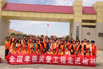 5月28日，在中脉科技陕西分公司的组织下，公司员工及经销商志愿者一行50余人将全国孝德关爱工程的春风送到了榆林市榆阳区中心敬老院。
