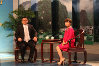 6月24日，重庆电视台新财经频道《成长路上》栏目专访中脉国际副董事长周希俭，重庆地区部分经销商代表在演播现场参与了节目录制。