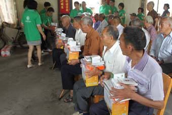 2012年6月21日，中脉杭州分公司与义乌当地经销商共30余人来到义乌市稠城镇城西敬老院参加了中脉“孝德行”系列活动杭州站第二次活动。