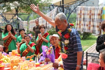 6月14日，红星助老院的老人们非常开心，唱歌、做游戏、表演节目玩了大半天。更令他们开心的是，每个人还都领到了一份礼物。