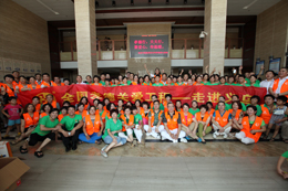 8月16日，在中脉科技杭州分公司的精心组织下，中脉分公司员工、经销商和爱心志愿者一行60余人来到了浙江省义乌市社会福利中心，将来自中脉的爱心关怀和温馨问候带给了安置在这里的230位
