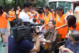 2013年9月，中脉科技上海分公司组织员工及各地经销商志愿者一行近70人，来到位于上海闵行区的华坪敬老院，将来自中脉家人的爱心与慰问送给安居在此的数十位老人，当地媒体也前来现场对