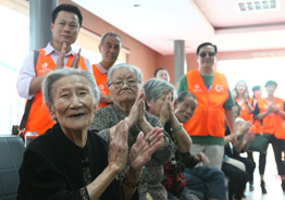 2013年10月13日，在素有人间天堂之称的美丽杭州，中脉科技杭州分公司组织员工及经销商一行90人来到潮鸣街道老年服务中心，将来自中脉的关怀和问候带给这里的老年朋友。