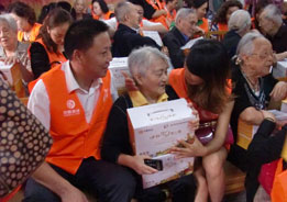 2013年10月14日，中脉科技重庆分公司组织下员工及经销商爱心志愿者一行数十人在重阳节前夕，将中脉人对老人的拳拳关怀之情送到了重庆市第一社会福利院。 
