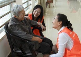 2013年10月，在中脉科技湖北分公司的组织下，来自全国各地的中脉爱心志愿者一行数十人将中脉对老年朋友的关怀送到了十堰市老年公寓。 