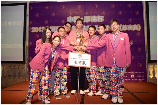 近日，被誉为中国青少年高尔夫莱德杯的2013中脉厚德杯全国青少年高尔夫城市对抗赛总决赛，在风景秀丽的狮子湖乡村俱乐部圆满收杆。 东莞队全体队员穿上紫夹克 南方赛区冠军东莞队以8 
