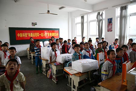 9月19日上午，中脉科技和新华网联合举办的“和青奥冠军一起入梦”爱心捐赠活动在南京玄武红山外来工子弟学校举行。